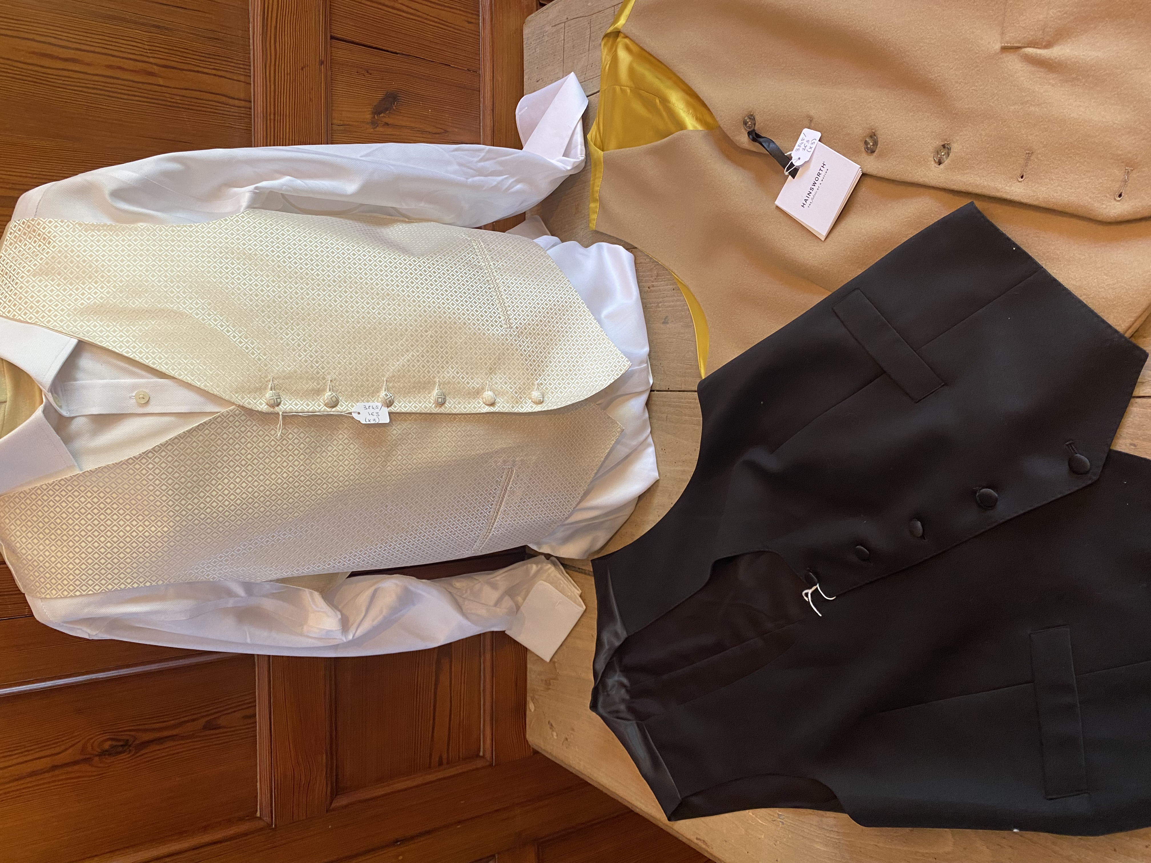 ENSEMBLE DE TROIS GILETS :